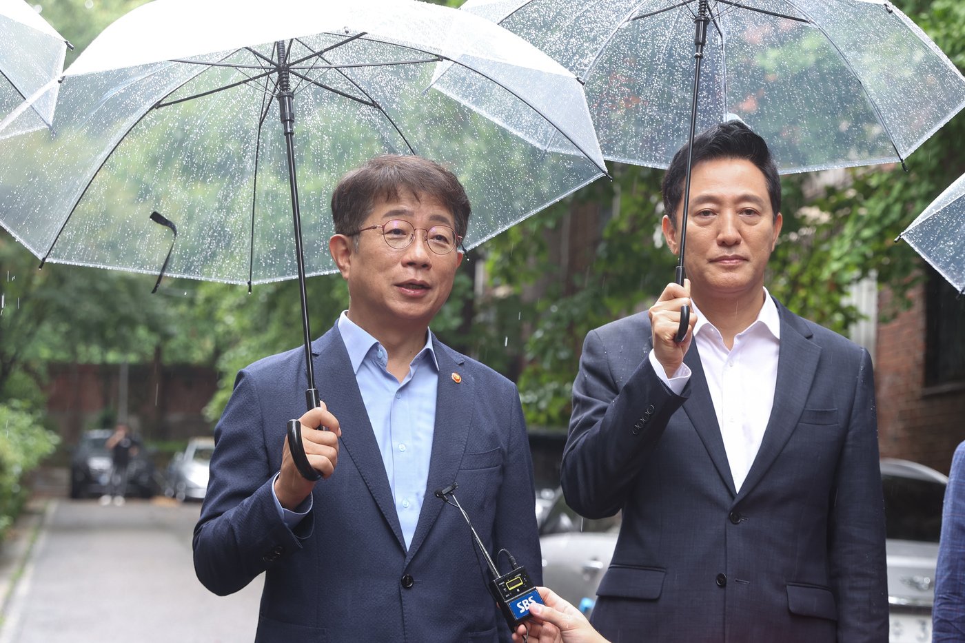 본문 이미지 - 박상우 국토부 장관과 오세훈 서울시자이 12일 서울시 구로구 온수동 대흥·성원·동진빌라 재건축 사업현장을 점검하고 있다./국토부 제공