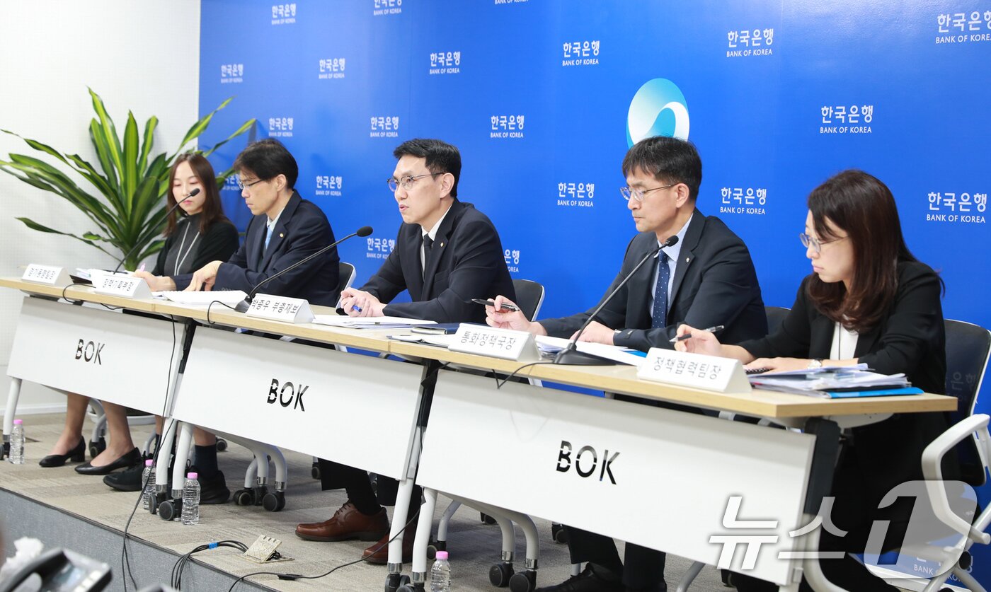 본문 이미지 - 박종우 한국은행 부총재보&#40;왼쪽에서 세 번째&#41;와 최창호 통화정책국장&#40;네 번째&#41;이 통화신용정책 보고서 설명회를 열고 있다. &#40;자료사진&#41; /뉴스1
