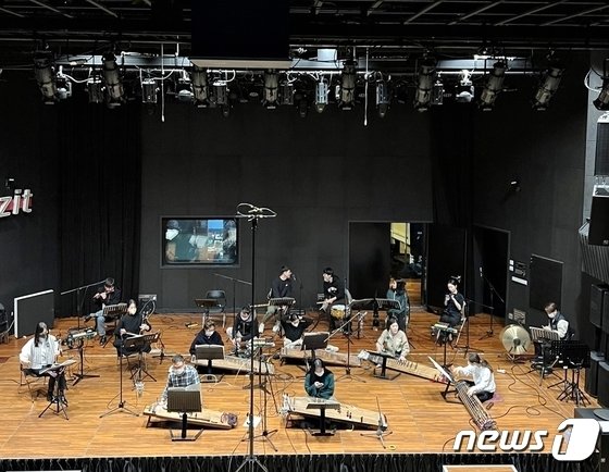 본문 이미지 -  충주시립우륵국악단 애국가 녹음 모습.(자료사진)/뉴스1 