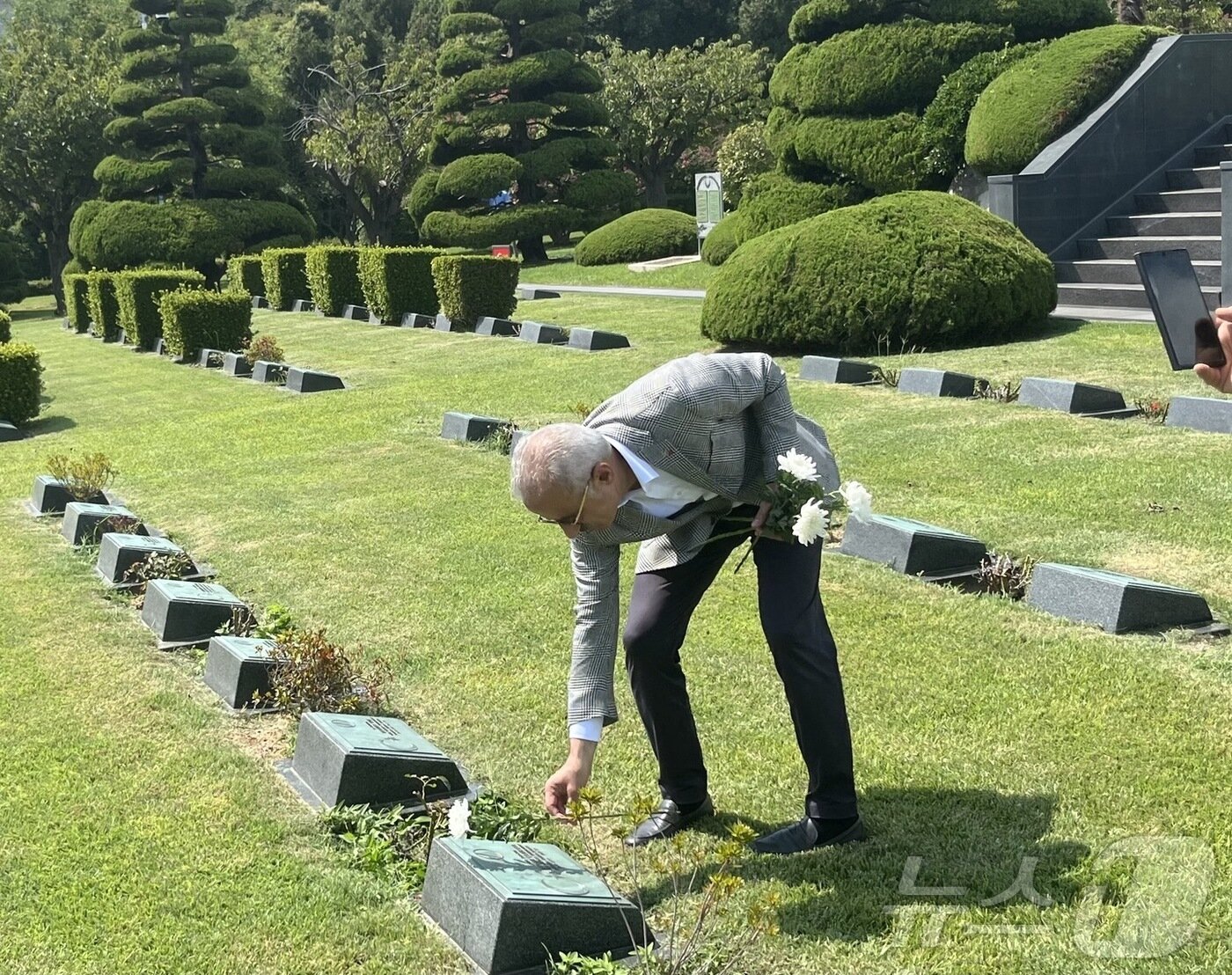 12일 오전 부산 유엔기념공원을 방문한 압둘카디르 우랄오울루 튀르키예 교통부 장관이 한국 전쟁에 참전한 튀르키예 용사의 묘비에 국화를 올리고 있다.2024.9.12/뉴스1 ⓒ News1 장광일 기자