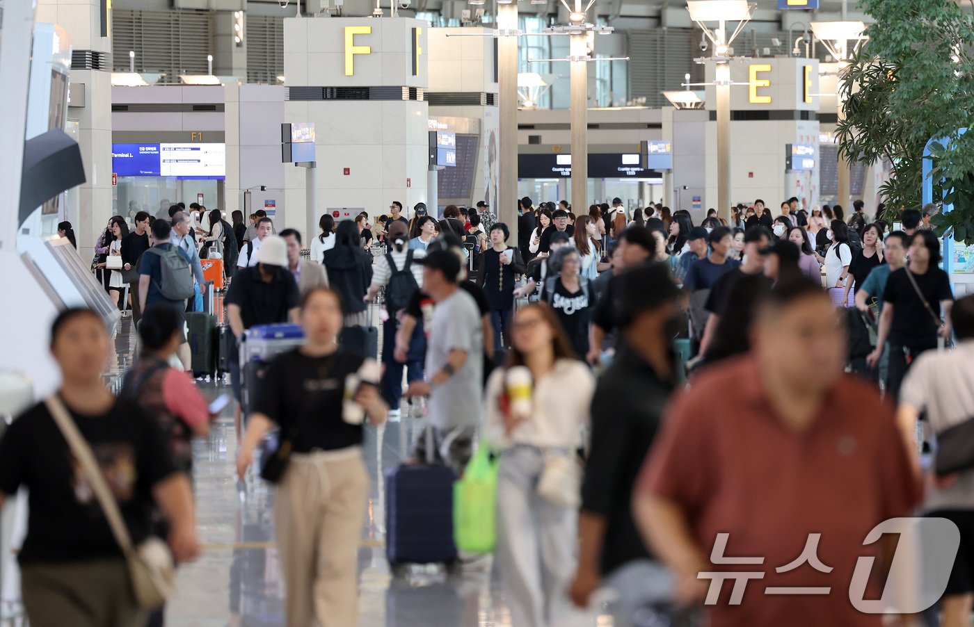 추석 연휴를 앞둔 12일 오후 인천국제공항 1터미널 출국장이 해외 여행을 떠나려는 여행객들로 붐비고 있다. 인천국제공항공사가 지난달 1일부터 7일까지 최근 5년 이내 인천공항을 통해 해외로 나간 적 있는 18세 이상 국민 1270명을 상대로 실시한 ‘2024년 추석 연휴 해외여행 의향 조사’ 결과에 따르면 전체 응답자의 11.2%가 연휴 동안 해외로 여행 갈 계획이 있다고 밝혔다. 이는 2020년 첫 조사를 실시한 이래 가장 높은 수치다. 2024.9.12/뉴스1 ⓒ News1 이동해 기자