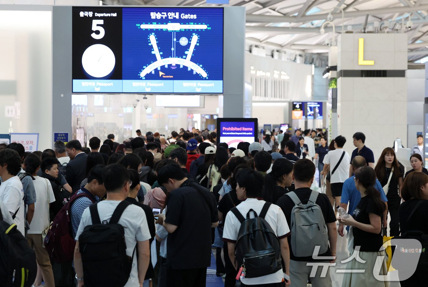 추석 연휴를 앞둔 12일 오후 인천국제공항 1터미널 출국장이 해외 여행을 떠나려는 여행객들로 붐비고 있다. 인천국제공항공사가 지난달 1일부터 7일까지 최근 5년 이내 인천공항을 통해 해외로 나간 적 있는 18세 이상 국민 1270명을 상대로 실시한 ‘2024년 추석 연휴 해외여행 의향 조사’ 결과에 따르면 전체 응답자의 11.2%가 연휴 동안 해외로 여행 갈 계획이 있다고 밝혔다. 이는 2020년 첫 조사를 실시한 이래 가장 높은 수치다. 2024.9.12/뉴스1 ⓒ News1 이동해 기자