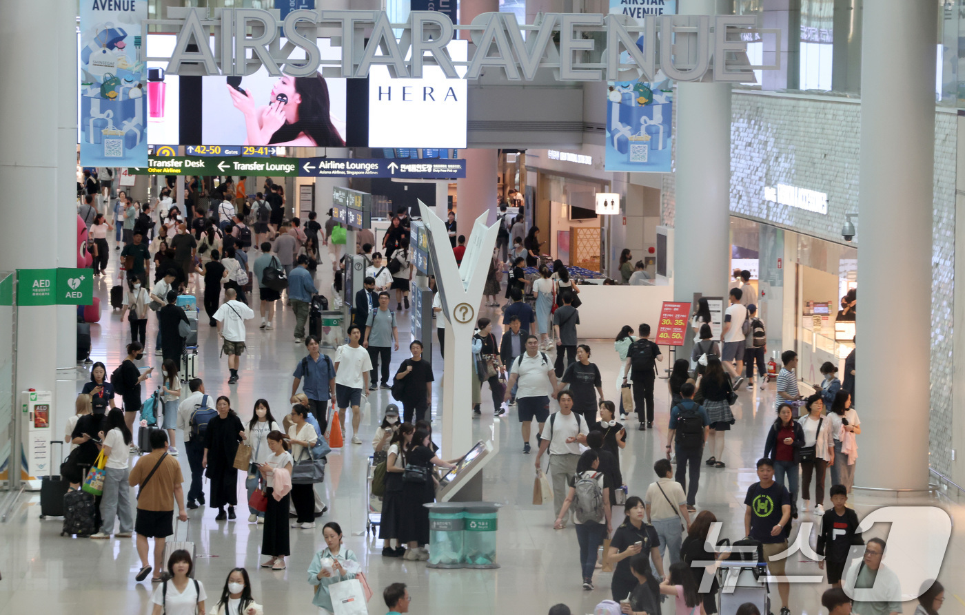 (인천공항=뉴스1) 이동해 기자 = 추석 연휴를 앞둔 12일 오후 인천국제공항 1터미널 출국장 면세구역이 해외 여행을 떠나려는 여행객들로 붐비고 있다.인천국제공항공사가 지난달 1일 …