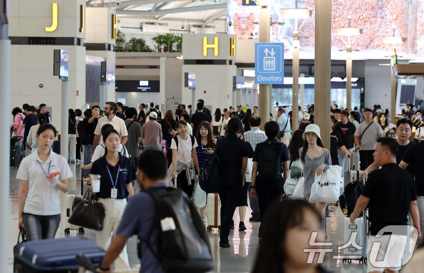 (인천공항=뉴스1) 이동해 기자 = 추석 연휴를 앞둔 12일 오후 인천국제공항 1터미널 출국장이 해외 여행을 떠나려는 여행객들로 붐비고 있다.인천국제공항공사가 지난달 1일부터 7일 …