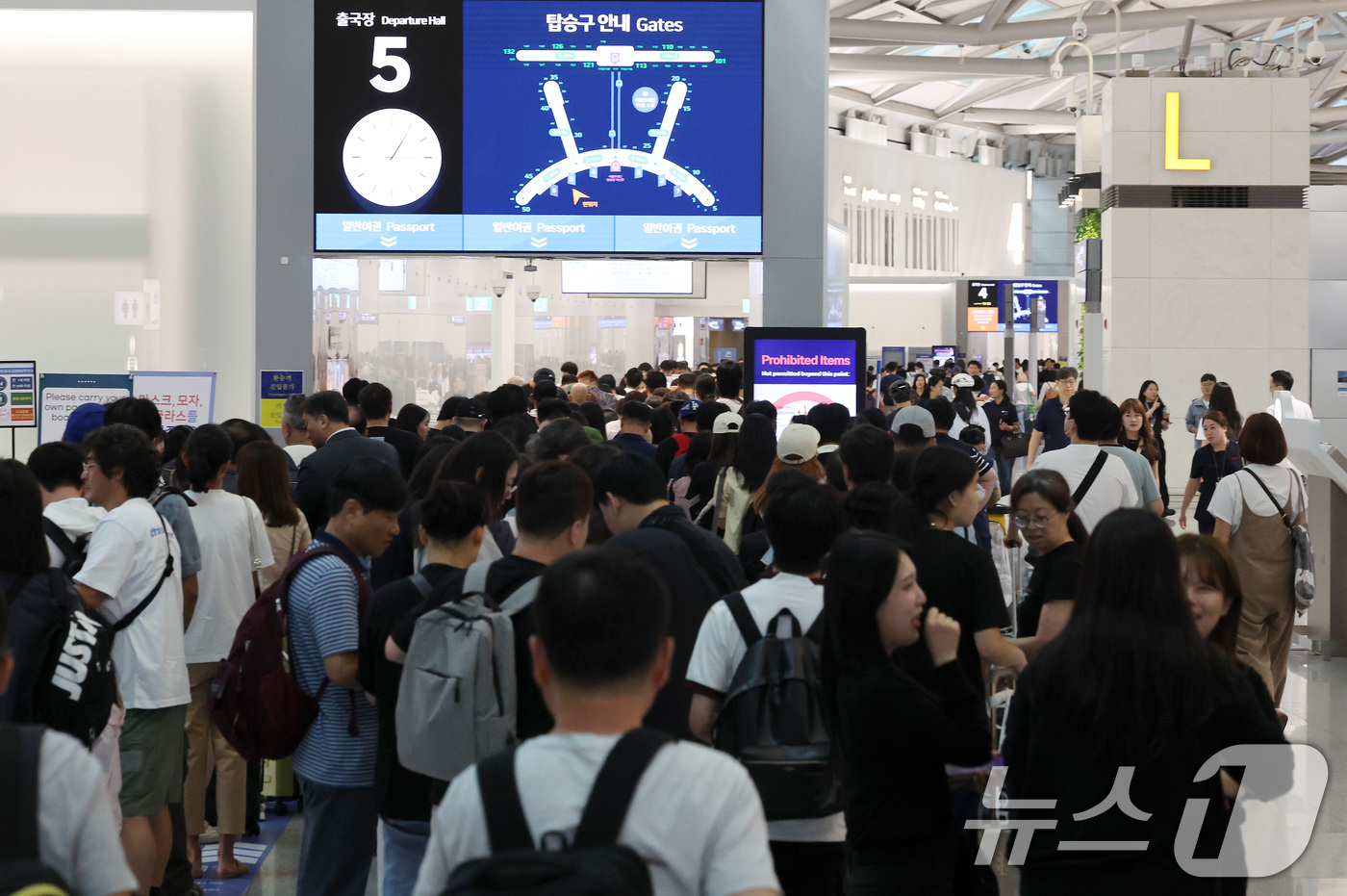 (인천공항=뉴스1) 이동해 기자 = 추석 연휴를 앞둔 12일 오후 인천국제공항 1터미널 출국장이 해외 여행을 떠나려는 여행객들로 붐비고 있다.인천국제공항공사가 지난달 1일부터 7일 …