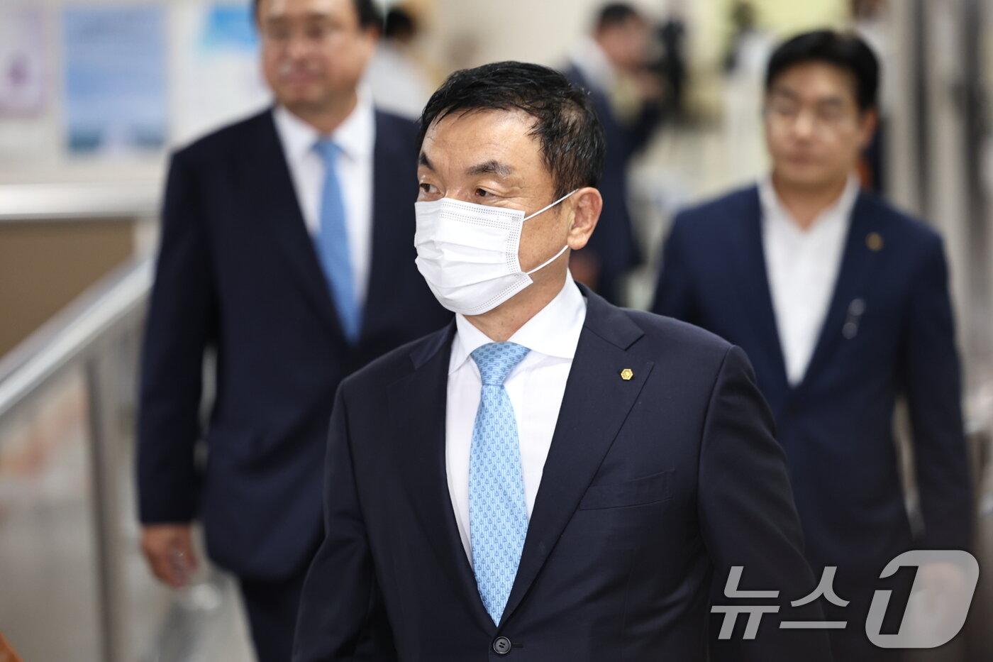 본문 이미지 - 권오수 도이치모터스 전 회장이 12일 오후 서울 서초구 서울고등법원에서 열리는 도이치모터스 주가조작 관련 항소심 선고공판에 출석하고 있다. 2024.9.12/뉴스1 ⓒ News1 구윤성 기자