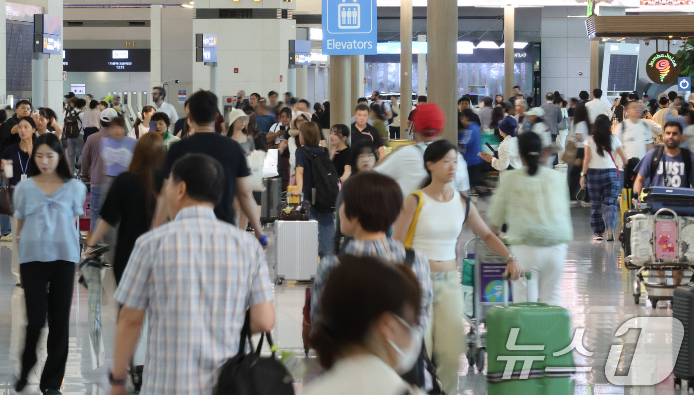 (인천공항=뉴스1) 이동해 기자 = 추석 연휴를 앞둔 12일 오후 인천국제공항 1터미널 출국장이 해외 여행을 떠나려는 여행객들로 붐비고 있다.인천국제공항공사가 지난달 1일부터 7일 …