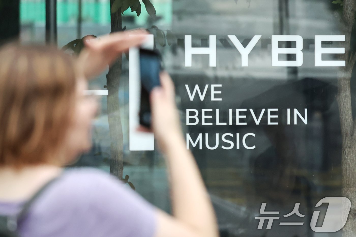 본문 이미지 - 그룹 뉴진스가 하이브와 민희진 어도어 사내이사의 갈등에 직접적으로 입장을 밝히며 파장을 일으키고 있다. 뉴진스 멤버들은 지난 11일 유튜브 라이브 방송을 통해 "민희진이 대표로 있던 경영과 프로듀싱이 통합된 원래의 어도어로 돌려놓아라＂면서 ＂방 회장님과 하이브는 25일까지 어도어를 정상화하는 현명한 선택을 해주길 바란다＂고 촉구했다. 12일 서울 용산구 하이브 사옥 앞으로 해외팬들이 오가고 있다. 2024.9.12/뉴스1 ⓒ News1 민경석 기자