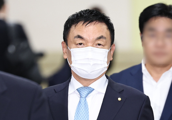 '200억대 허위 세금계산서' 도이치모터스 회장 부부, 나란히 재판행