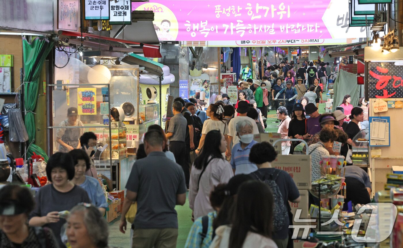 본문 이미지 - 지난해 추석 연휴를 앞둔 서울 마포구 망원시장.(자료사진)ⓒ News1 장수영 기자