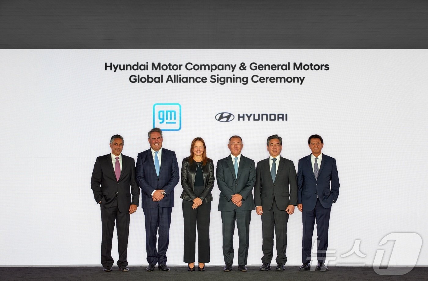 본문 이미지 -  현대자동차는 미국 제네럴모터스(GM)와 포괄적 협력을 위한 업무협약(MOU)을 체결했다. 사진 왼쪽부터 실판 아민(Shilpan Amin) GM 수석 부사장 겸 해외사업부문 사장, 마크 로이스(Mark Reuss) GM 사장, 메리 바라(Mary Barra) GM 회장 겸 CEO, 정의선 현대차그룹 회장, 장재훈 현대차 대표이사 사장, 호세 무뇨스 현대차 글로벌 최고운영책임자(COO) 사장이 기념 촬영을 하는 모습.(현대차 제공)