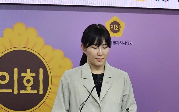 본문 이미지 - 이현정 세종시의회 예산결산위원장이 11일 오후 시의회 대회의실에서 기자회견을 하고 있다. ⓒ News1 장동열 기자