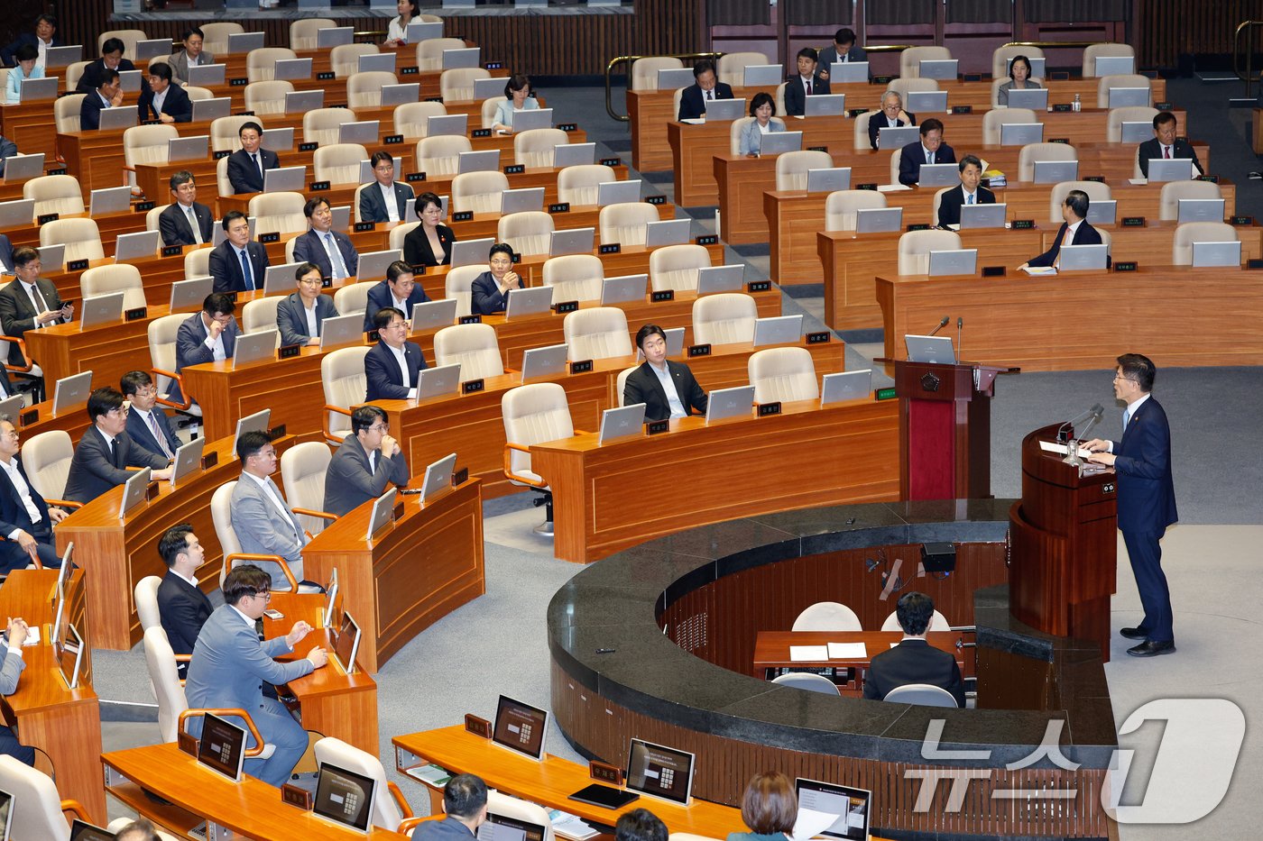 본문 이미지 - 김문수 고용노동부 장관이 12일 오후 서울 여의도 국회 본회의장에서 교육·사회·문화 분야 대정부질문에 앞서 신임 국무위원 인사말을 하고 있다. 2024.9.12/뉴스1 ⓒ News1 안은나 기자