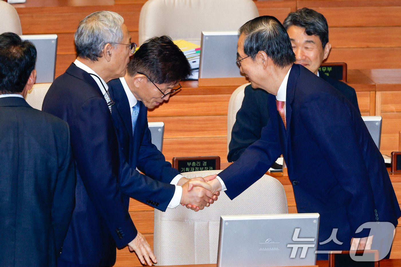 김문수 고용노동부 장관이 12일 오후 서울 여의도 국회 본회의장에서 교육·사회·문화 분야 대정부질문에 앞서 한덕수 국무총리와 악수하고 있다. 2024.9.12/뉴스1 ⓒ News1 안은나 기자