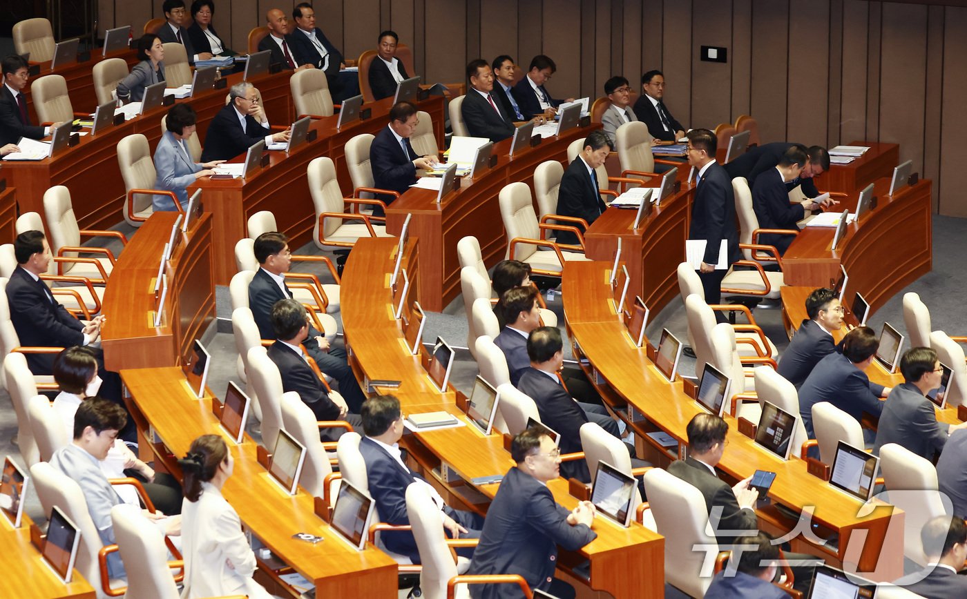 김문수 고용노동부 장관이 12일 오후 서울 여의도 국회 본회의장에서 열린 교육·사회·문화 분야 대정부질문에 출석해 인사말을 마치고 자리로 향하고 있다. 2024.9.12/뉴스1 ⓒ News1 김민지 기자