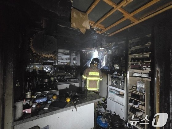 본문 이미지 - 부천 주택 화재의 모습&#40;부천소방서 제공&#41; / 뉴스1