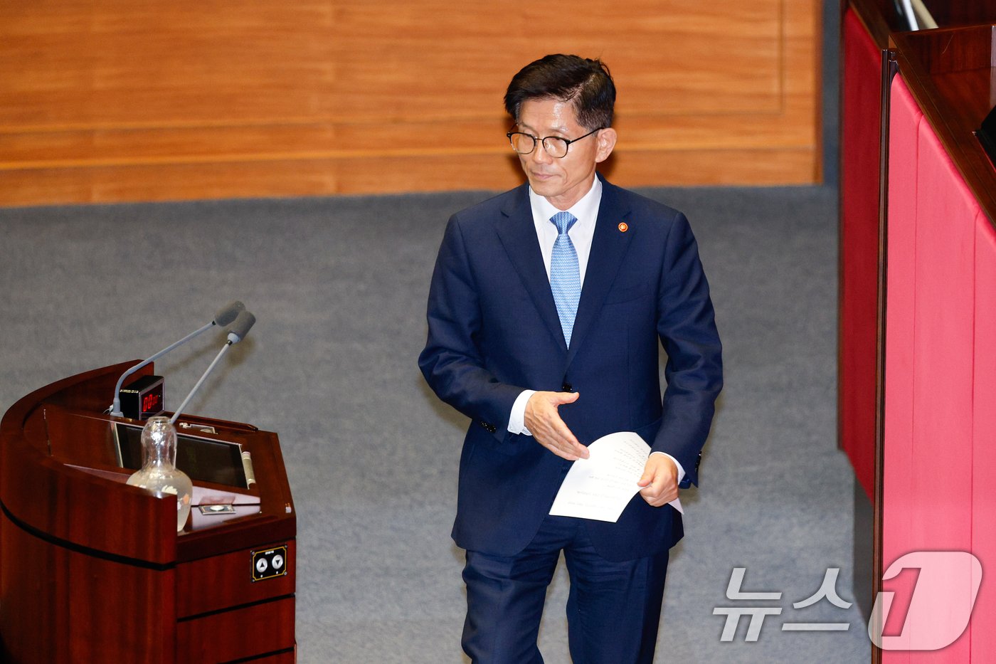 김문수 고용노동부 장관이 12일 오후 서울 여의도 국회 본회의장에서 교육·사회·문화 분야 대정부질문에 앞서 신임 국무위원 인사말을 하기 위해 발언대로 나서고 있다. 2024.9.12/뉴스1 ⓒ News1 안은나 기자