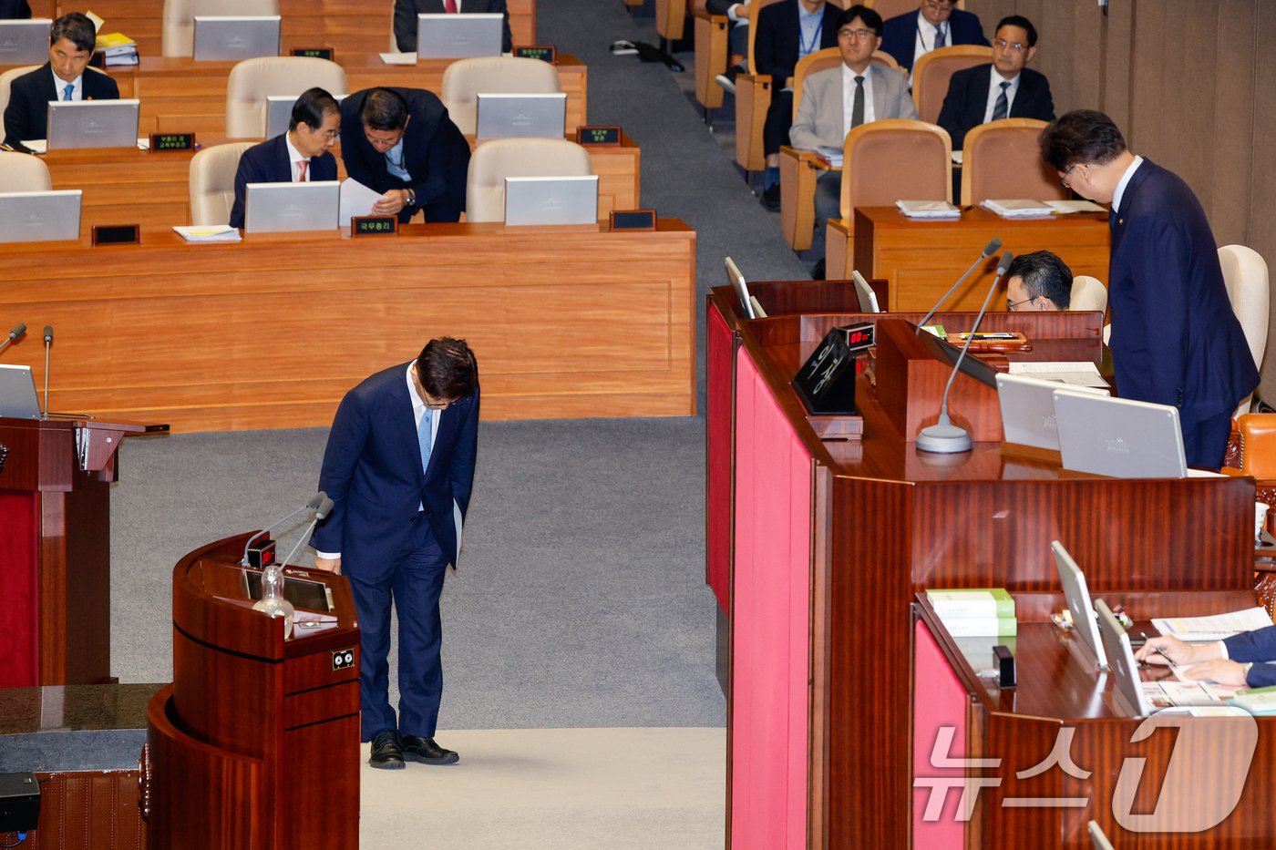 본문 이미지 - 김문수 고용노동부 장관이 12일 오후 서울 여의도 국회 본회의장에서 교육·사회·문화 분야 대정부질문에 앞서 신임 국무위원 인사말을 마친 후 우원식 의장을 향해 인사하고 있다. 2024.9.12/뉴스1 ⓒ News1 안은나 기자