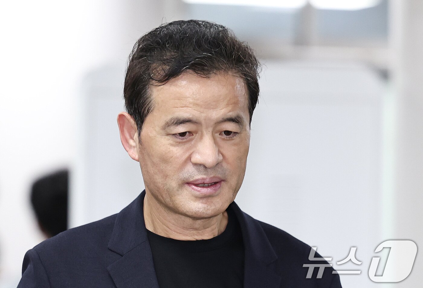 본문 이미지 - 돈봉투 수수 혐의로 기소된 임종성 전 더불어민주당 의원이 12일 오후 서울 서초구 서울중앙지방법원에서 열린 1심 선고 공판에서 징역형 집행유예를 선고받은 뒤 법정을 나서고 있다. 2024.9.12/뉴스1 ⓒ News1 구윤성 기자