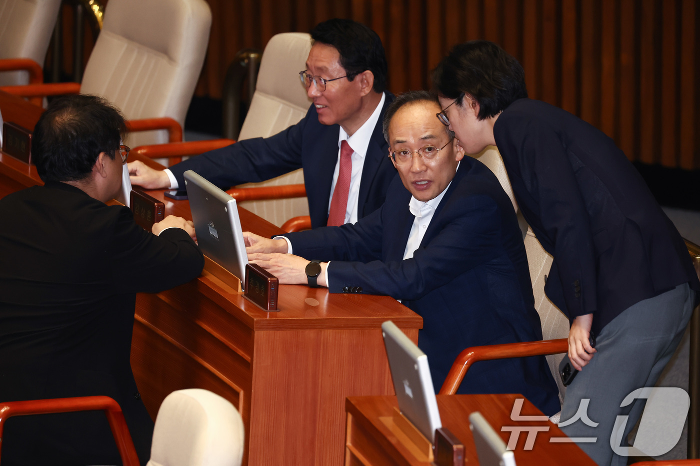 (서울=뉴스1) 김민지 기자 = 추경호 국민의힘 원내대표가 12일 오후 서울 여의도 국회 본회의장에서 열린 교육·사회·문화 분야 대정부질문에 출석해 김상훈 정책위의장 등 원내지도부 …