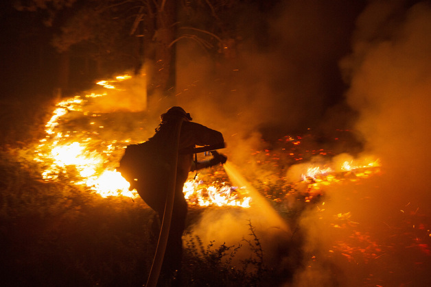 [포토] 분투하는 소방대원