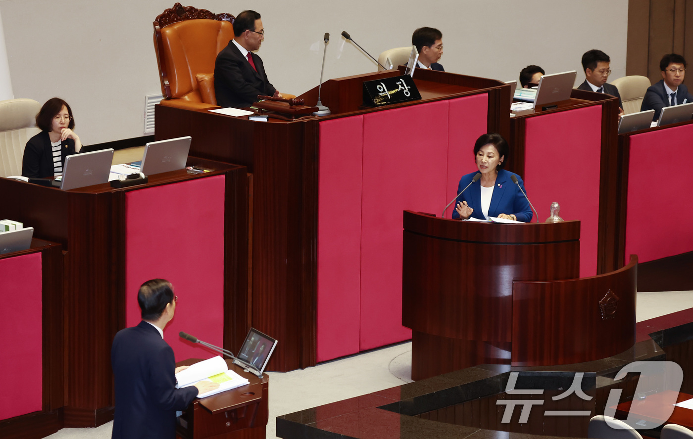 (서울=뉴스1) 김민지 기자 = 국회 보건복지위원회 소속 남인숙 더불어민주당 의원이 12일 오후 서울 여의도 국회 본회의장에서 열린 교육·사회·문화 분야 대정부질문에서 한덕수 국무 …