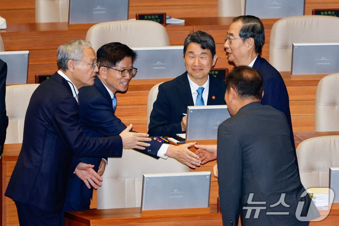 유인촌 문화체육관광부 장관&#40;왼쪽부터&#41;, 김문수 고용노동부 장관, 이주호 사회부총리, 한덕수 총리, 이상민 행정안전부 장관이 12일 오후 서울 여의도 국회 본회의장에서 교육·사회·문화 분야 대정부질문에 앞서 인사를 나누고 있다. 2024.9.12/뉴스1 ⓒ News1 안은나 기자