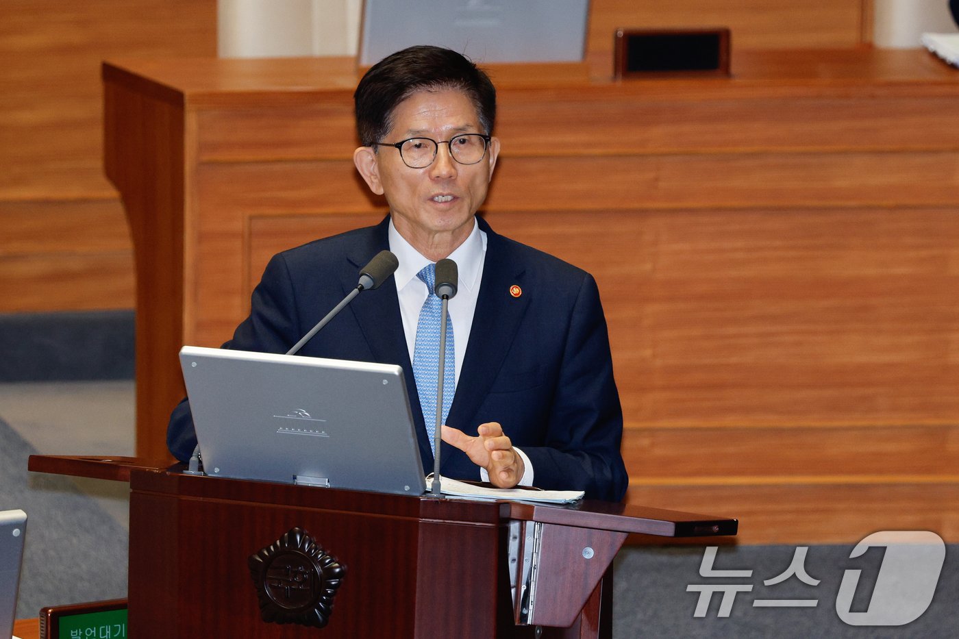 김문수 고용노동부 장관이 12일 오후 서울 여의도 국회 본회의장에서 조정훈 국민의힘 의원의 교육·사회·문화 분야 대정부질문에 답변하고 있다. 2024.9.12/뉴스1 ⓒ News1 안은나 기자