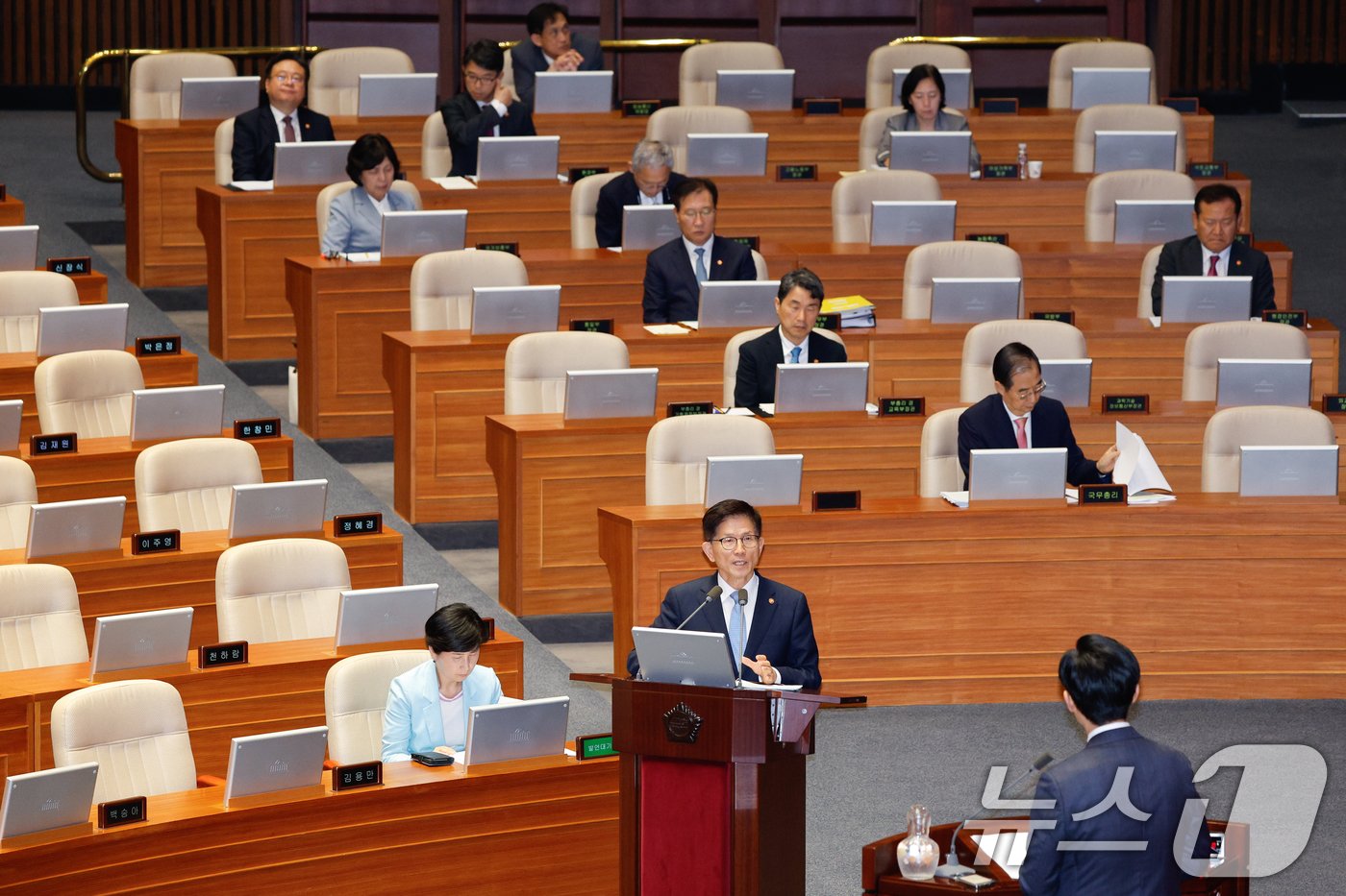 김문수 고용노동부 장관이 12일 오후 서울 여의도 국회 본회의장에서 조정훈 국민의힘 의원의 교육·사회·문화 분야 대정부질문에 답변하고 있다. 2024.9.12/뉴스1 ⓒ News1 안은나 기자