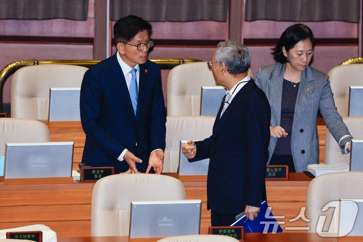 본문 이미지 - 김문수 고용노동부 장관(왼쪽)과 유인촌 문화체육관광부 장관이 12일 오후 서울 여의도 국회 본회의장에서 교육·사회·문화 분야 대정부질문에 앞서 대화하고 있다. 2024.9.12/뉴스1 ⓒ News1 안은나 기자