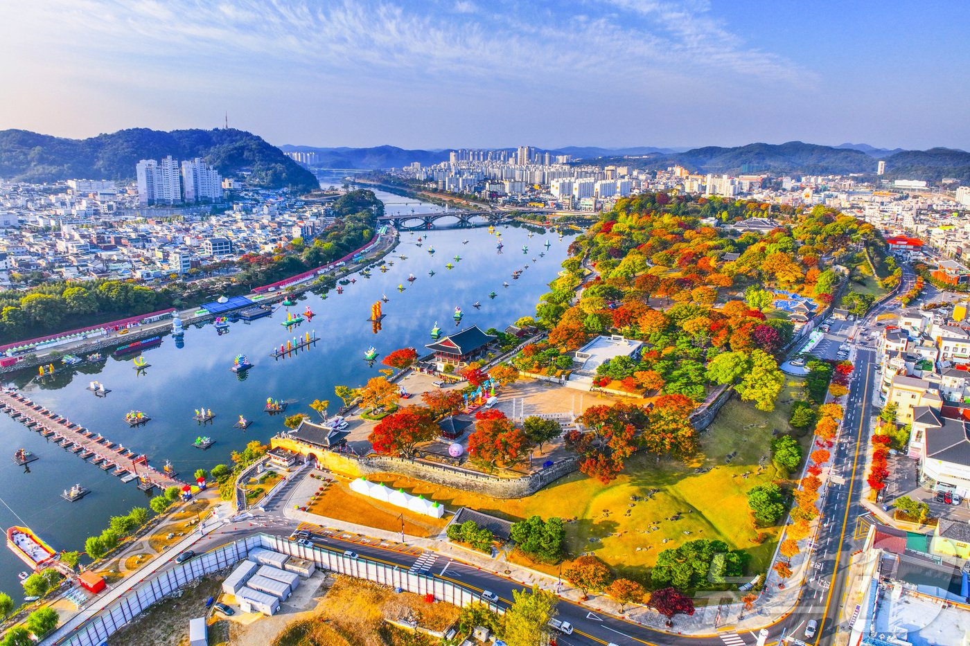 본문 이미지 - 진주성의 가을 풍경.(경남도 제공)