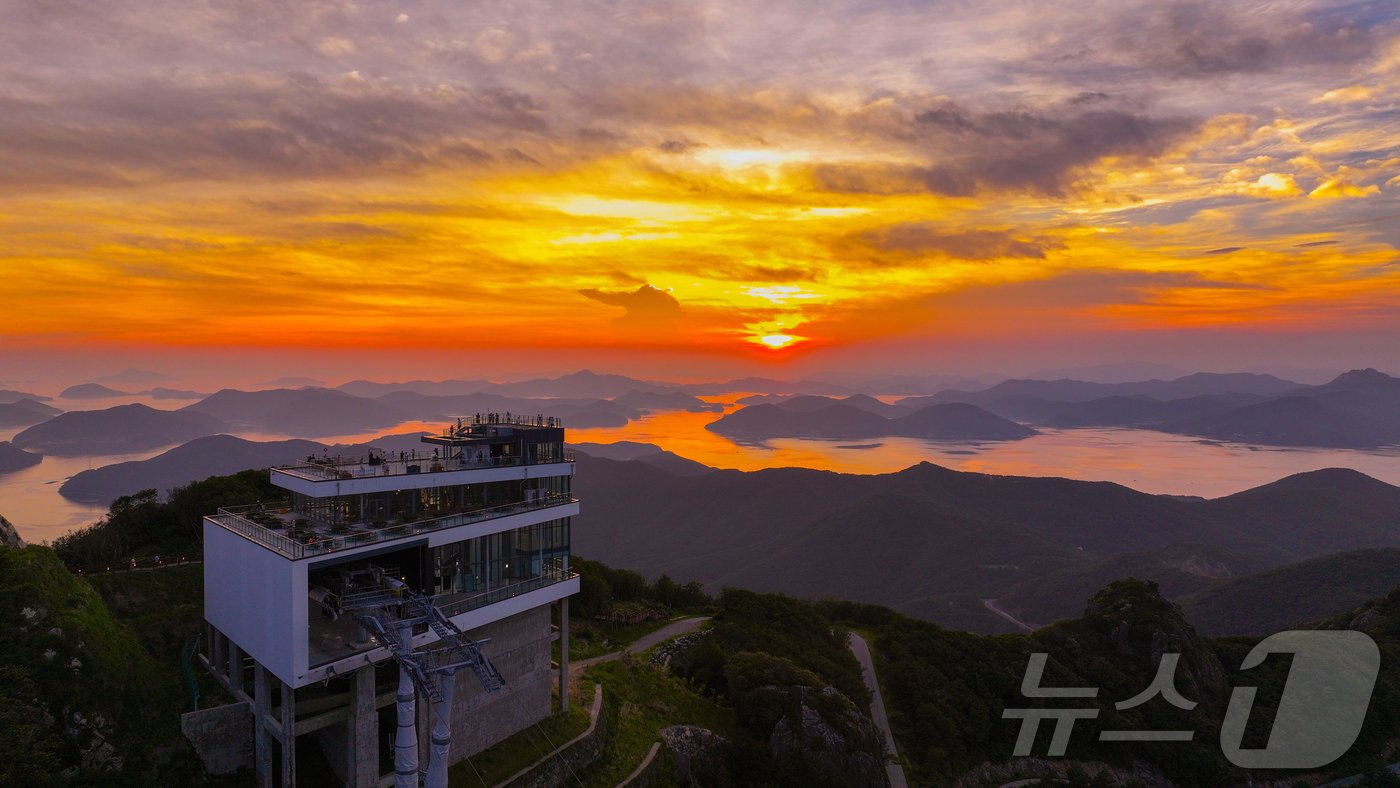 본문 이미지 - 거제 파노라마 케이블카.(경남도 제공)