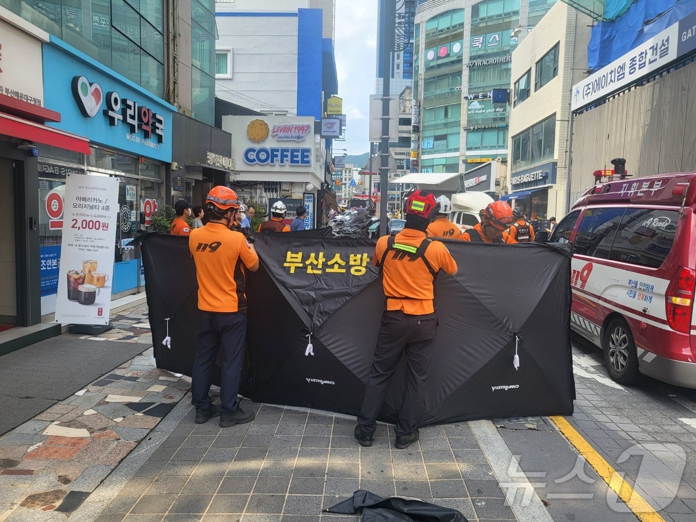 12일 오후 해운대구 어귀삼거리 사고 현장에서 소방대원이 현장을 수습하고 있다.2024.9.12.&#40;부산경찰청 제공&#41;