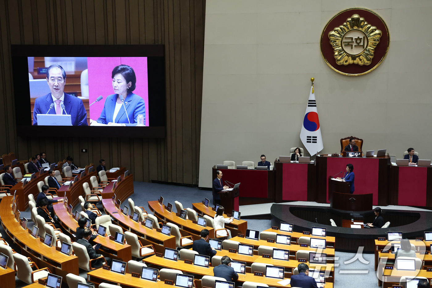 (서울=뉴스1) 김민지 기자 = 한덕수 국무총리가 12일 오후 서울 여의도 국회 본회의장에서 열린 교육·사회·문화 분야 대정부질문에서 남인순 더불어민주당 의원의 의대 정원 증원 관 …