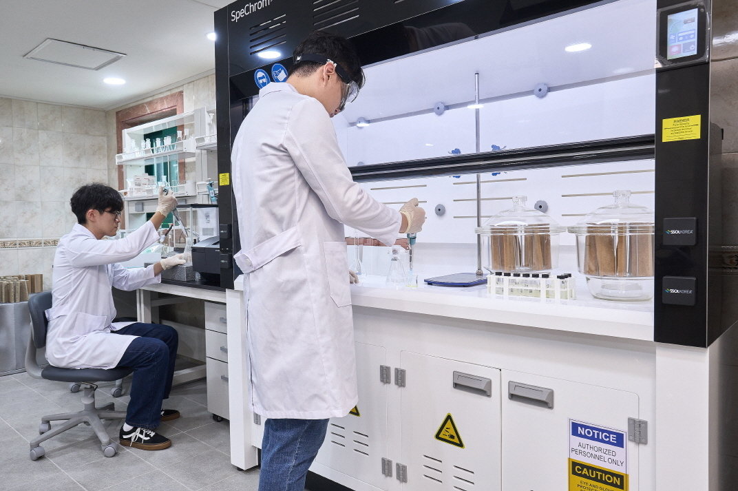 본문 이미지 - 에이스침대 화학실험실에서 안전검사를 하고 있다. /에이스침대 제공