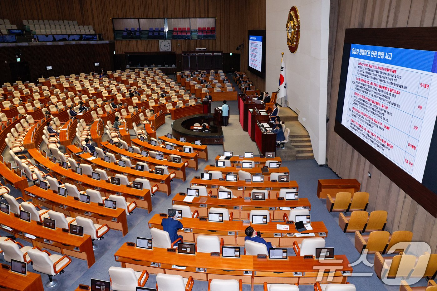 본문 이미지 - 백혜련 더불어민주당 의원이 12일 오후 서울 여의도 국회 본회의장에서 한덕수 국무총리를 향해 교육·사회·문화 분야 대정부질문을 하고 있다. 2024.9.12/뉴스1 ⓒ News1 안은나 기자
