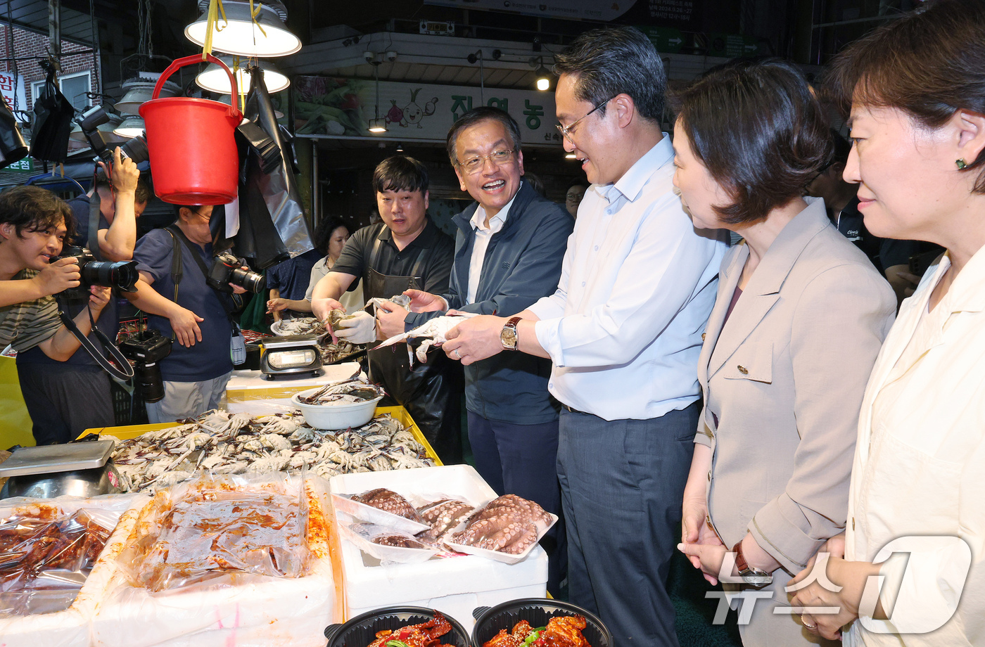 (서울=뉴스1) 장수영 기자 = 추석 연휴를 이틀 앞둔 12일 오후 서울 마포구 망원시장에 방문한 최상목 경제부총리 겸 기획재정부 장관(왼쪽부터)과 강도형 해양수산부 장관, 오영주 …