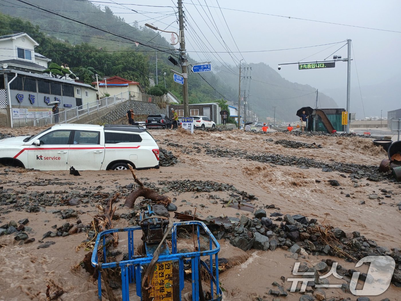 본문 이미지 - 12일 경북 울릉군 울릉읍에 내린 국지성 호우로 주차된 차량이 토사에 매몰됐다. (독자 제공) 2024.9.12/뉴스1 ⓒ News1 최창호 기자