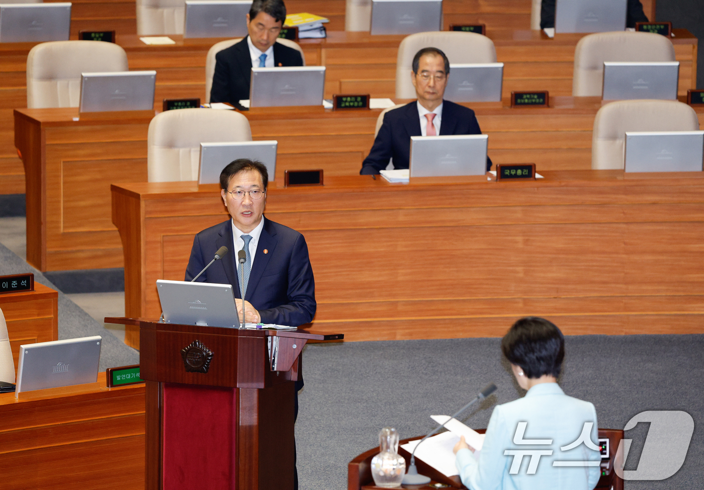 (서울=뉴스1) 안은나 기자 = 박성재 법무부 장관이 12일 오후 서울 여의도 국회 본회의장에서 백혜련 더불어민주당 의원의 교육·사회·문화 분야 대정부질문에 답하고 있다. 2024 …