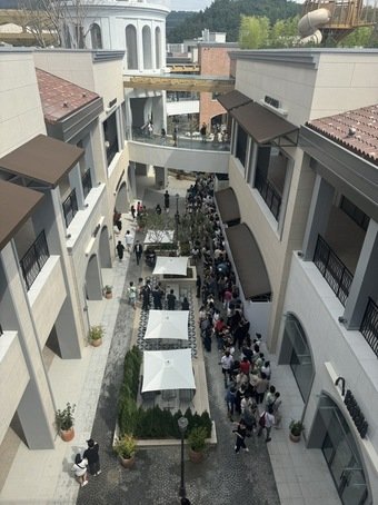 본문 이미지 - 12일 부산 프리미엄 아울렛 오픈런 인파(신세계사이먼 제공)