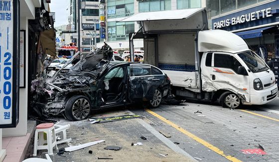 '행인 2명 사망' 해운대 벤츠 돌진사고…"가속페달 밟아" 결론