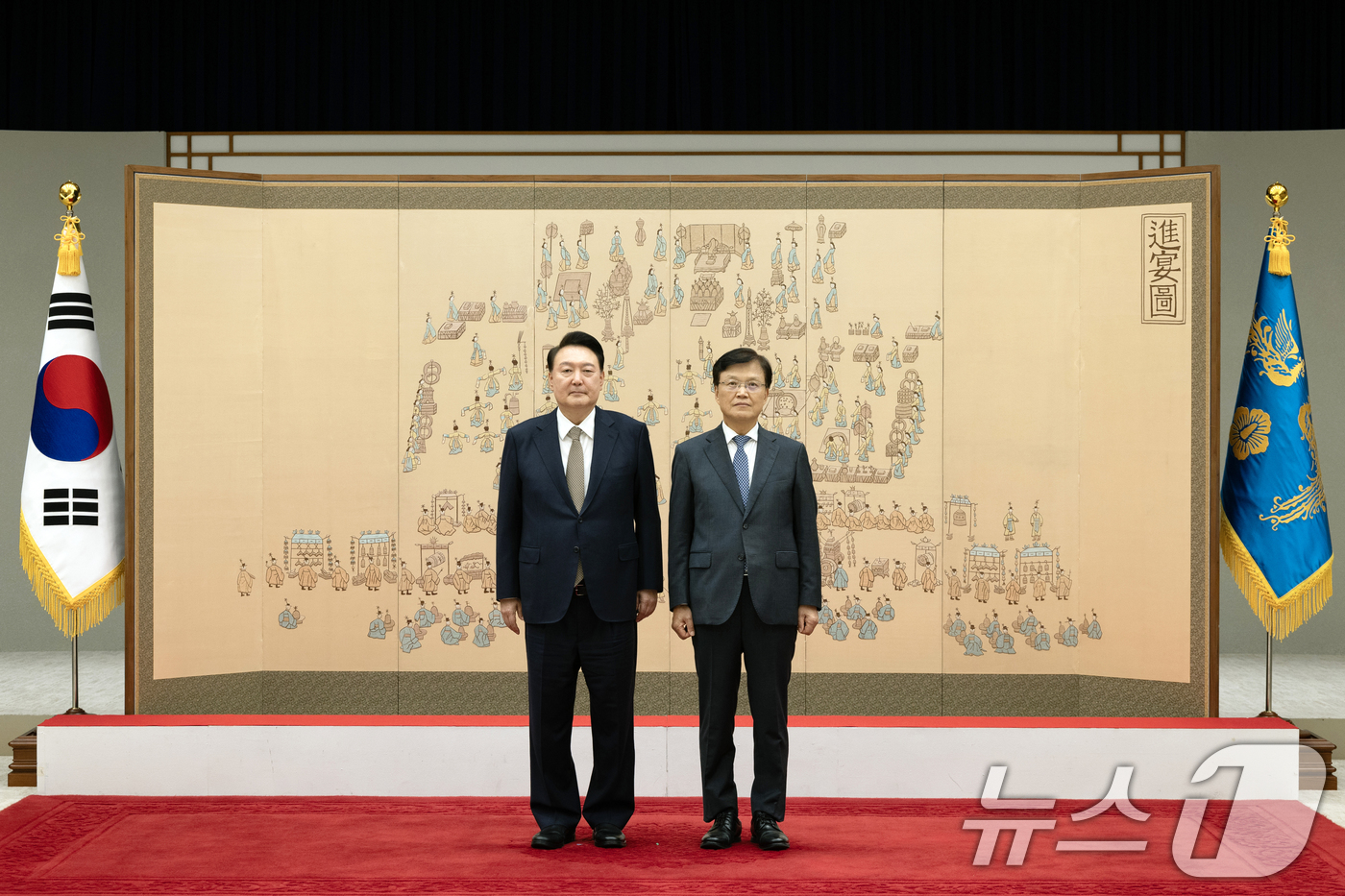 (서울=뉴스1) 송원영 기자 = 윤석열 대통령이 12일 용산 대통령실 청사에서 열린 위촉장 수여식에서 최양희 국가과학기술자문회의 부의장에게 위촉장을 수여한 뒤 기념촬영을 하고 있다 …