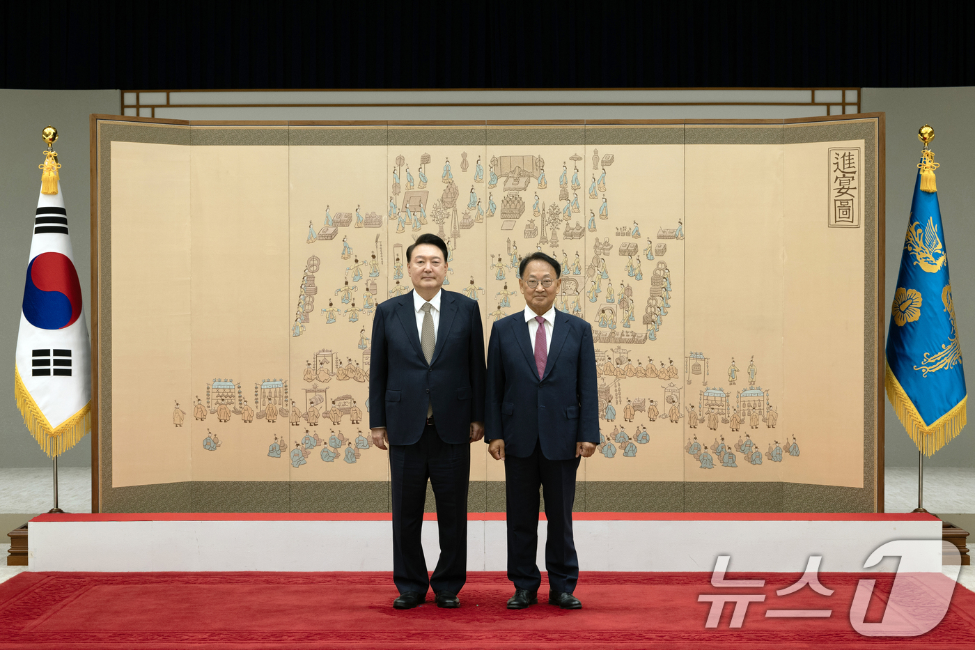 (서울=뉴스1) 송원영 기자 = 윤석열 대통령이 12일 서울 용산 대통령실 청사에서 열린 위촉장 수여식에서 유일호 규제개혁위원장에게 위촉장을 수여한 뒤 기념촬영을 하고 있다. (대 …