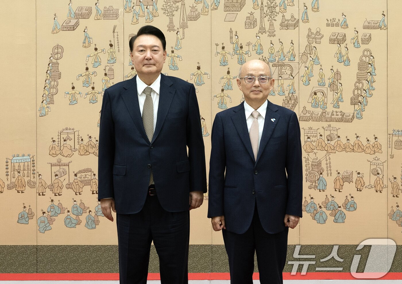 본문 이미지 - 윤석열 전 대통령과 안창호 국가인권위원장. 2024.9.12/뉴스1 ⓒ News1 송원영 기자 (대통령실 제공)