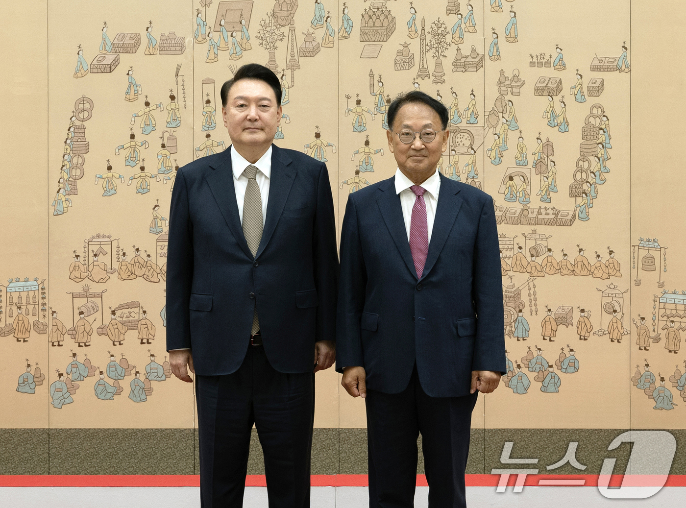 (서울=뉴스1) 송원영 기자 = 윤석열 대통령이 12일 서울 용산 대통령실 청사에서 열린 위촉장 수여식에서 유일호 규제개혁위원장에게 위촉장을 수여한 뒤 기념촬영을 하고 있다. (대 …