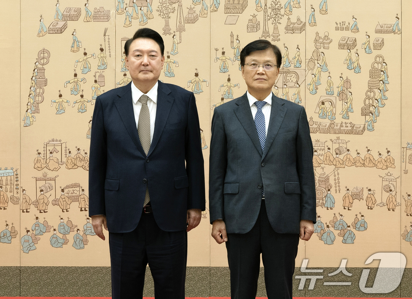 (서울=뉴스1) 송원영 기자 = 윤석열 대통령이 12일 용산 대통령실 청사에서 열린 위촉장 수여식에서 최양희 국가과학기술자문회의 부의장에게 위촉장을 수여한 뒤 기념촬영을 하고 있다 …