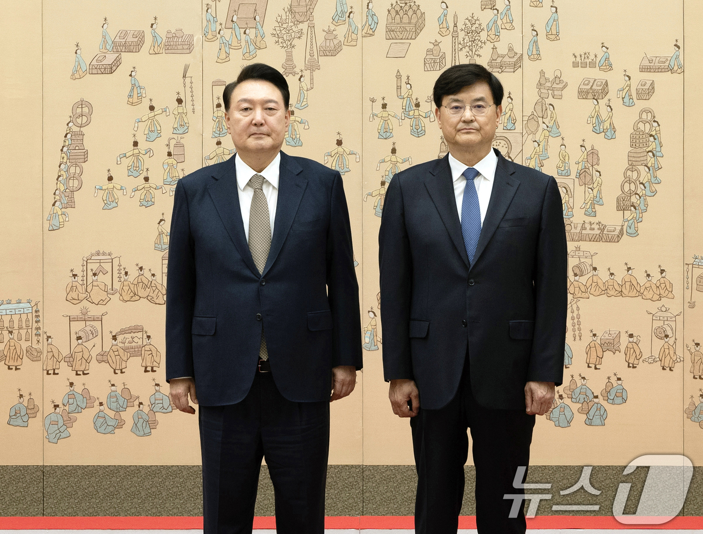 (서울=뉴스1) 송원영 기자 = 윤석열 대통령이 12일 용산 대통령실 청사에서 열린 위촉장 수여식에서 서승환 국민경제자문회의 부의장에게 위촉장을 수여한 뒤 기념촬영을 하고 있다. …