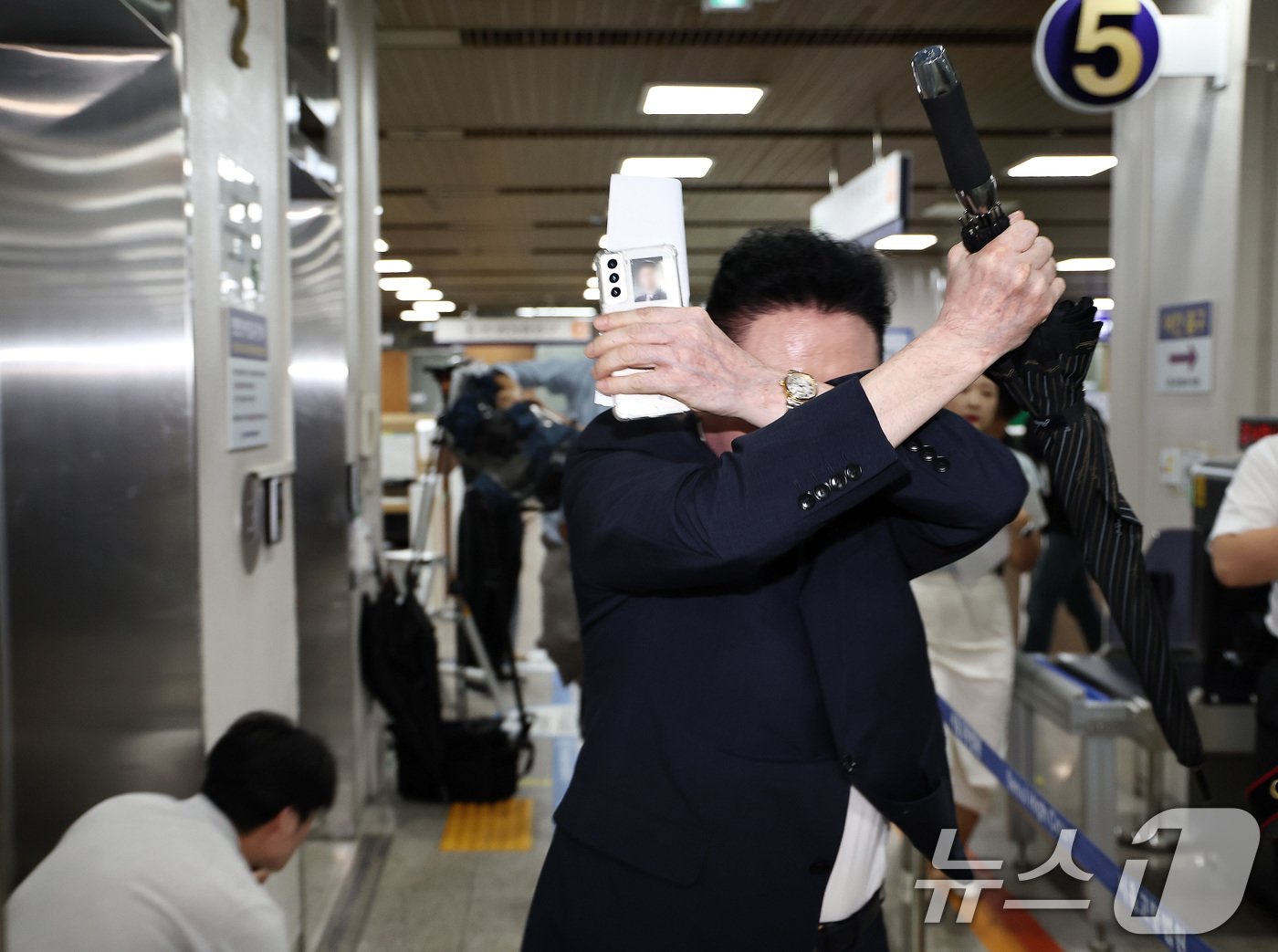 본문 이미지 - 도이치모터스 주가조작 사건에서 '전주'(錢主) 역할을 한 혐의를 받고 있는 손 모씨가 12일 오후 서울 서초구 서울고등법원에서 열린 도이치모터스 주가조작 관련 항소심 선고공판에서 징역 6개월에 집행유예 1년을 선고 받은 뒤 취재진을 피해 법원을 나서고 있다. 2024.9.12/뉴스1 ⓒ News1 구윤성 기자