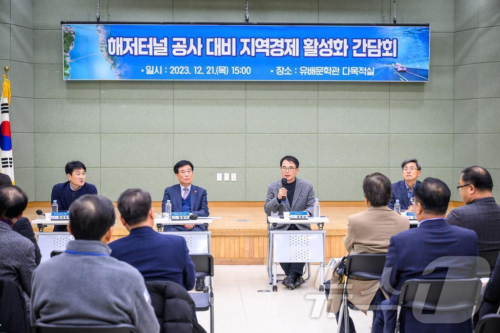 지난해 열린 &#39;해저터널 공사 대비 지역경제 활성화 간담회&#39;에서 장충남 남해군수가 남해형 핵심전략 29선을 발표하고 있다.&#40;남해군 제공&#41;