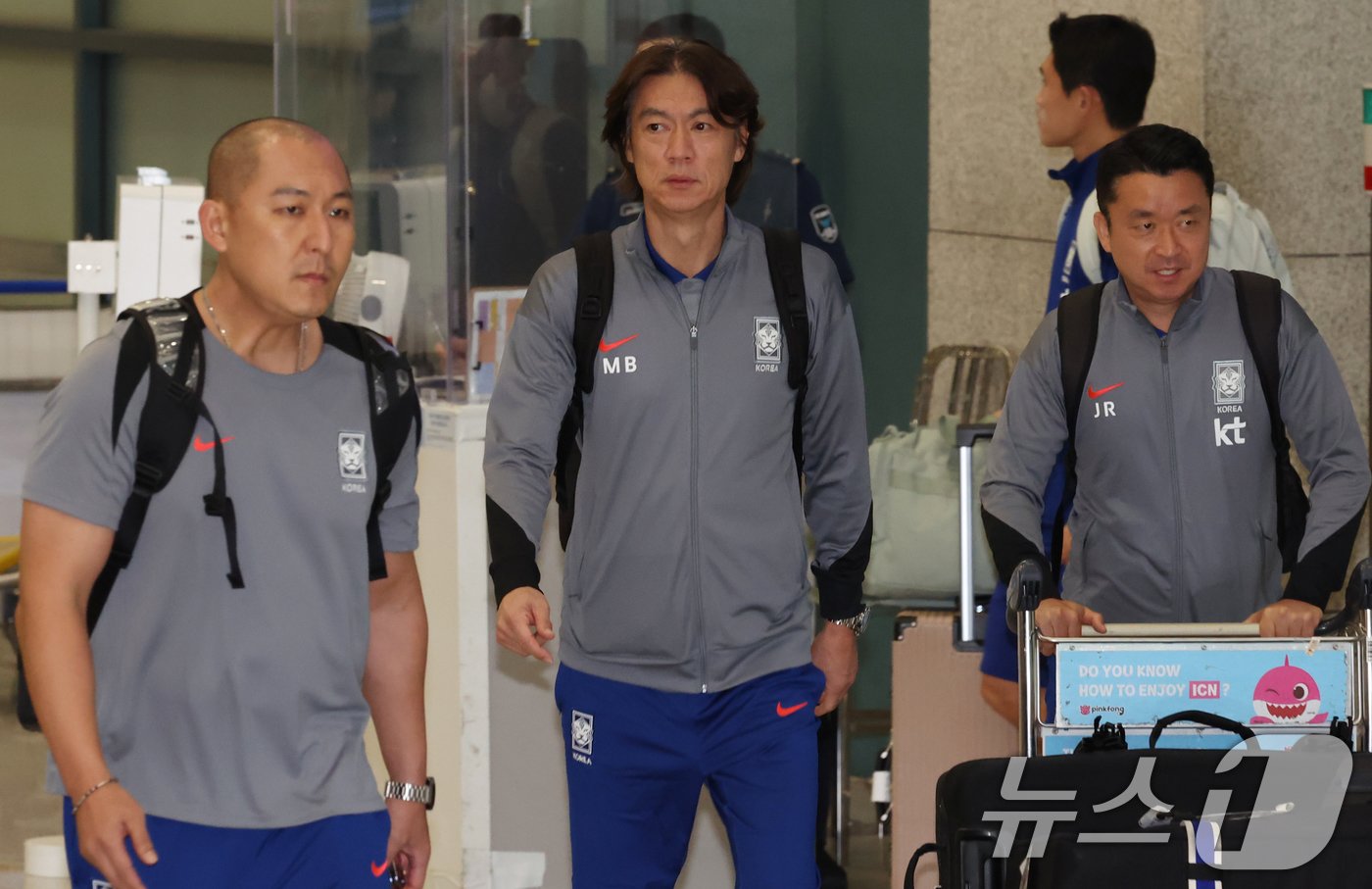 본문 이미지 - 12일 인천공항에서 오만과 원정경기를 마친 홍명보 축구대표팀 감독이 귀국하고 있다. 2024.9.12/뉴스1 ⓒ News1 김명섭 기자